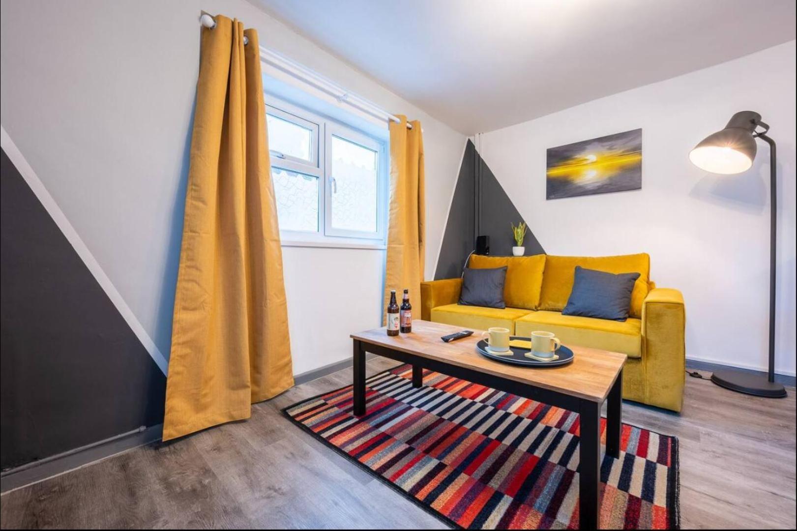 Stunning One Bedroom Apartments Near Shops & Central Кардифф Экстерьер фото
