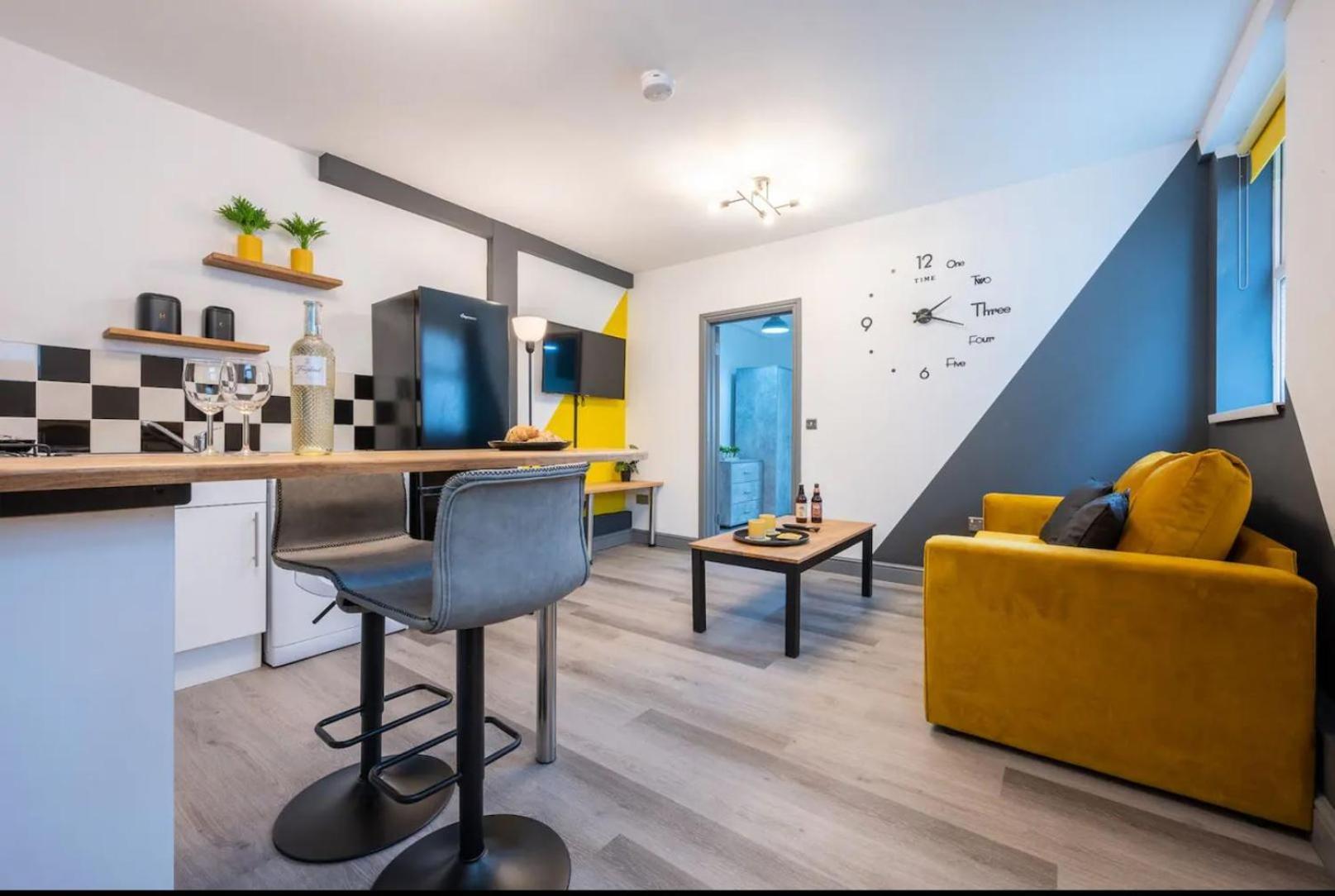 Stunning One Bedroom Apartments Near Shops & Central Кардифф Экстерьер фото