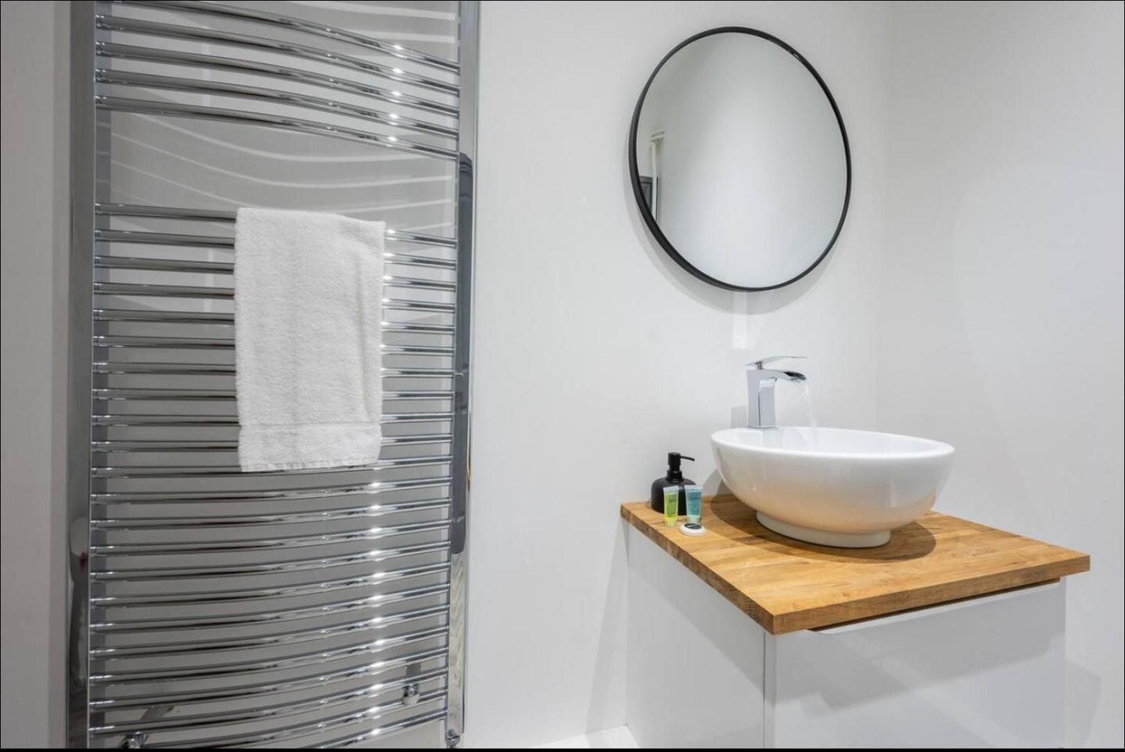Stunning One Bedroom Apartments Near Shops & Central Кардифф Экстерьер фото