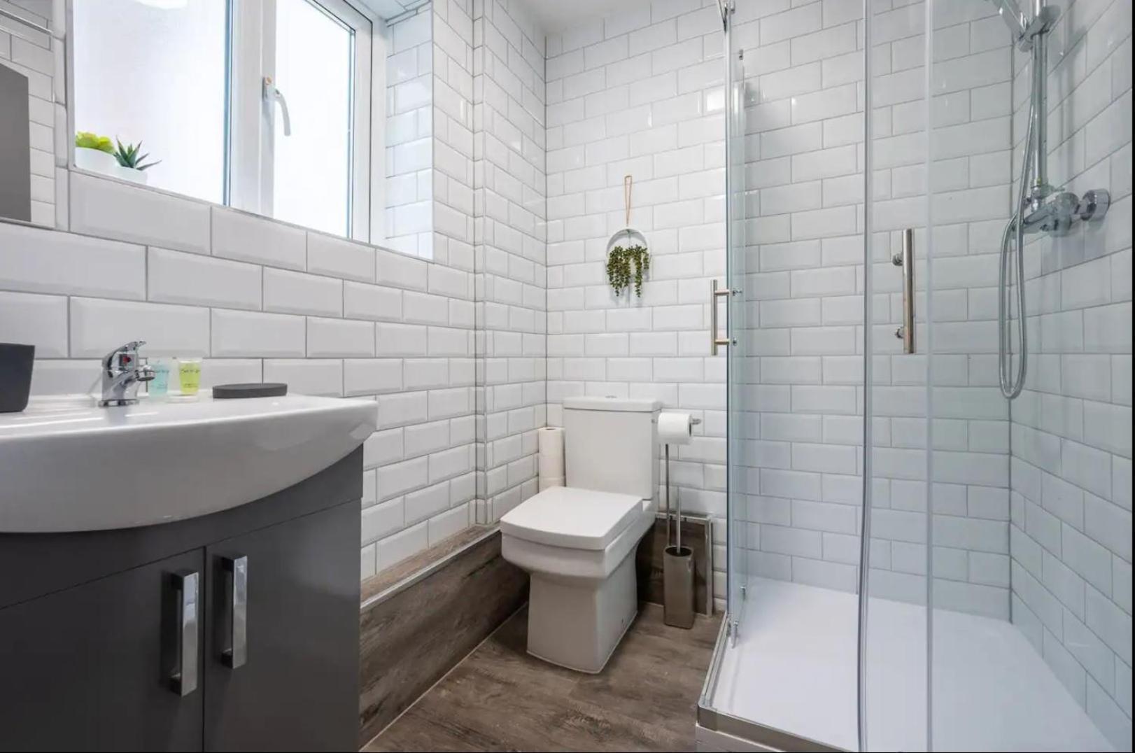 Stunning One Bedroom Apartments Near Shops & Central Кардифф Экстерьер фото