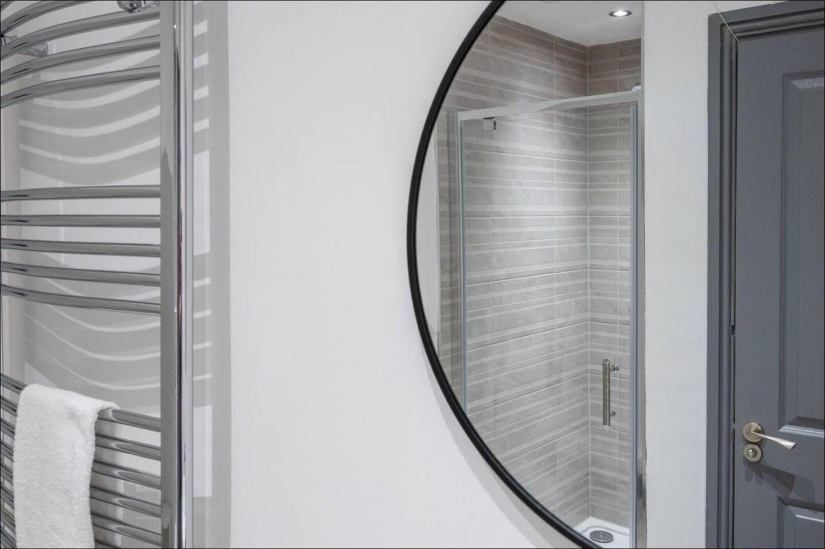 Stunning One Bedroom Apartments Near Shops & Central Кардифф Экстерьер фото